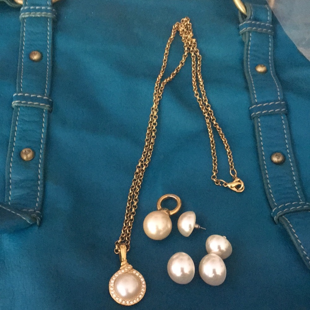 Gorgeous set of faux pearl set with chain